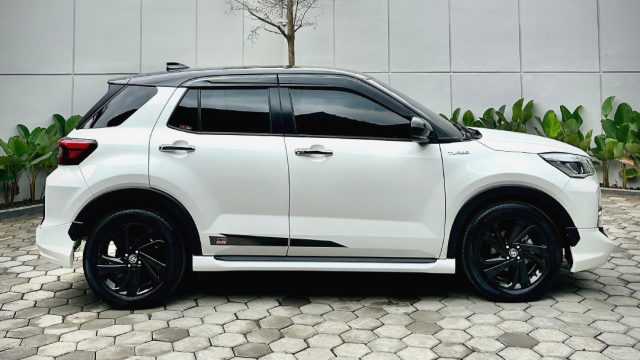 Feed Showroom – Toyota RAIZE GRS 1 0 TSS TWO TONE 2022 AT – SLIDE 5